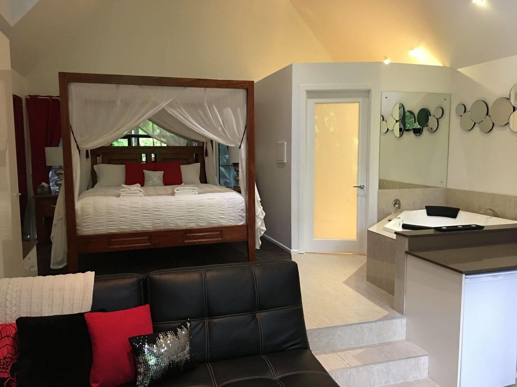 Chalet On Gallery Walk - King Bed, Spa, Fireplace, Wifi & Netflix, Linger A While Mount Tamborine Exterior photo